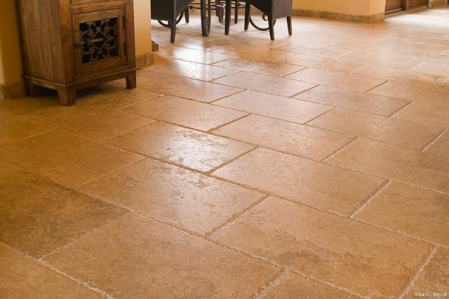 家里装修铺地板好还是瓷砖好，该怎么选？