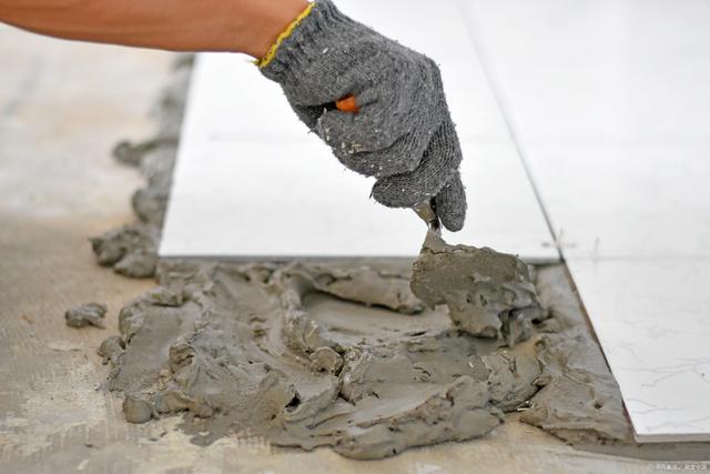 胶泥可以贴地面瓷砖吗？