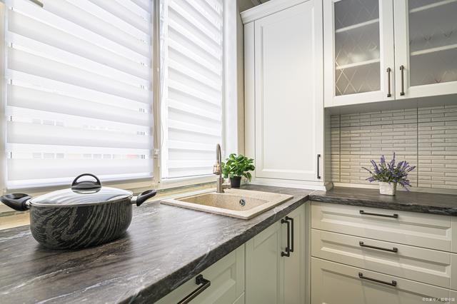 厨房窗户装什么窗帘最实用？