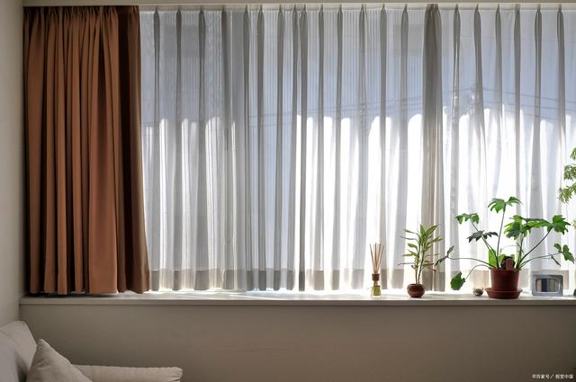 冷触媒窗帘是什么材料做的？