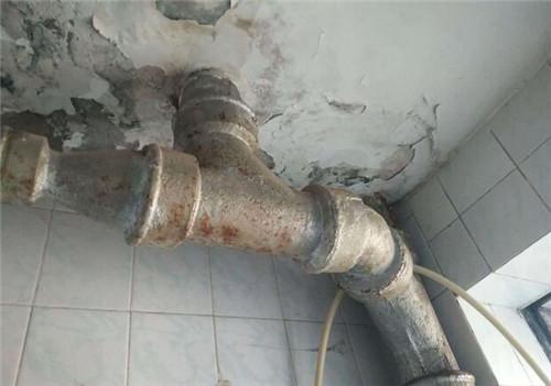 卫生间铸铁管漏水怎么修补？