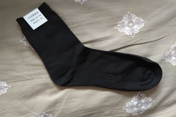 肉色袜子染上黑色怎么洗_啄木鸟家庭维修