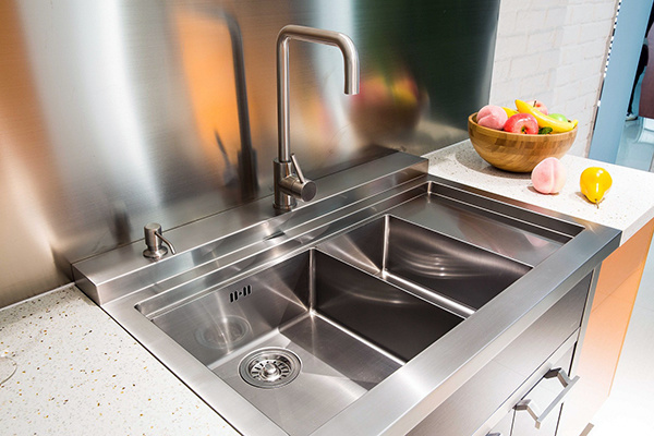 不锈钢水槽怎么清洗较好？不锈钢水槽保养的方法是什么？