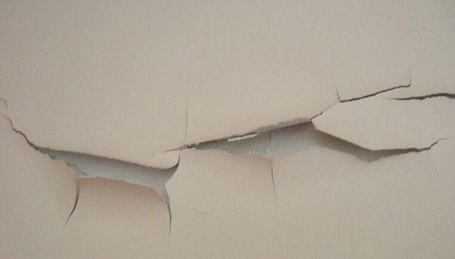 房屋墙面裂缝怎么处理及原因分析 房屋墙面裂缝修补方法
