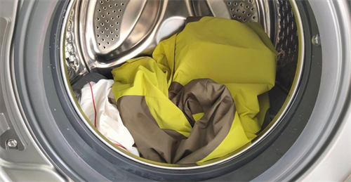 冲锋衣可以用洗衣机洗吗