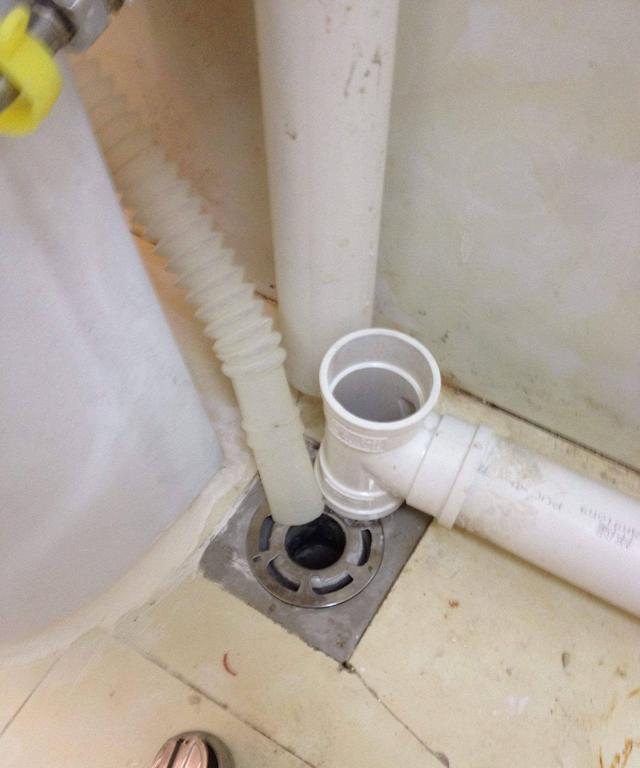 洗衣机排水管不能直接插在地漏里，特别是夏天，问题更多！